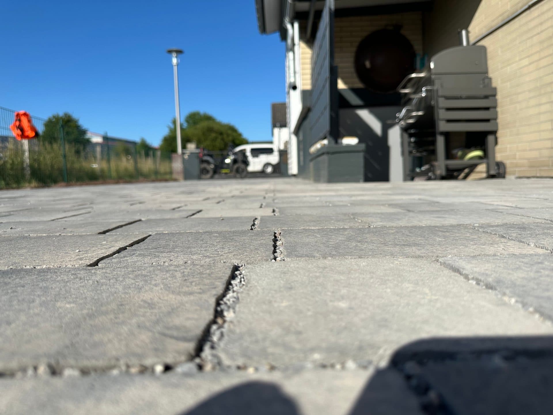 Fertige Pflasterfläche am Haus im Gesamtbild